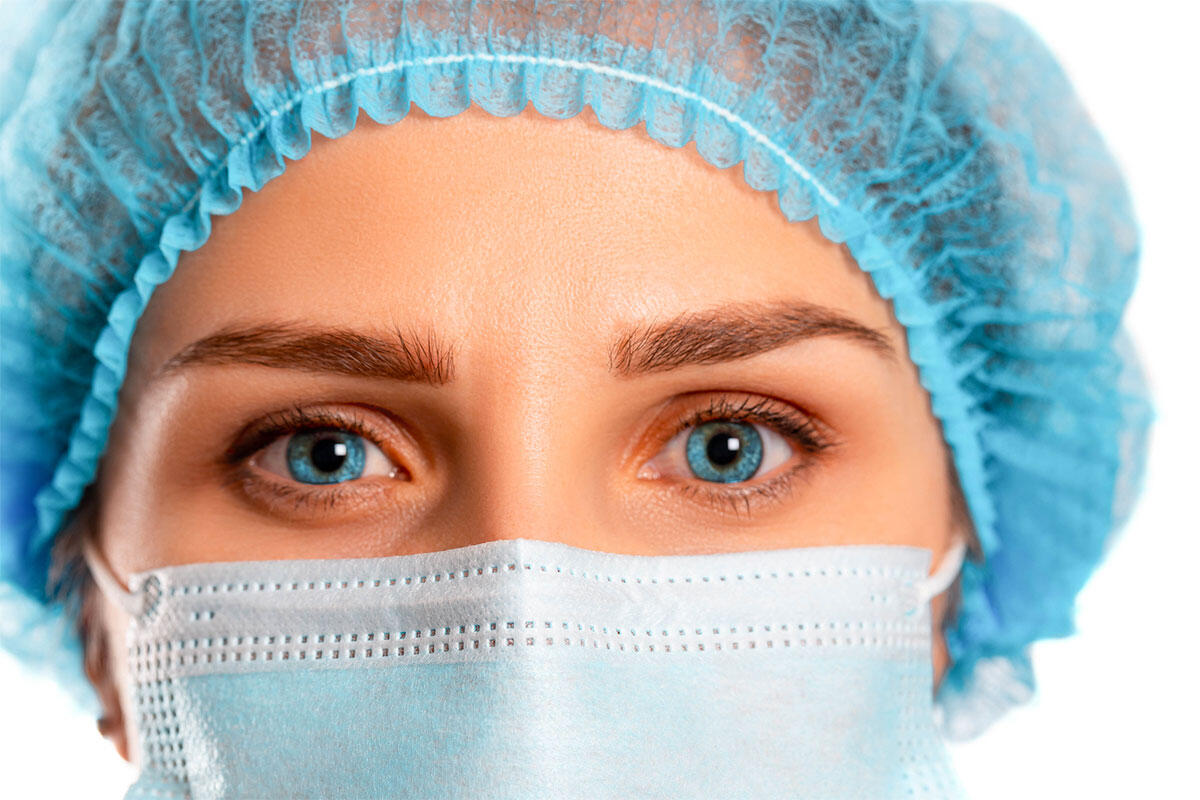 medico-donna-occhi-azzurri