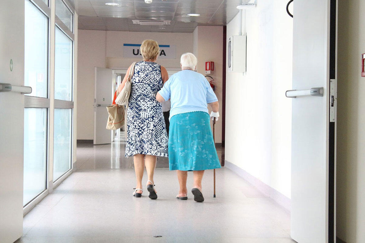 bergamasco-fragilita-anziana-cammina-in-ospedale-sorretta