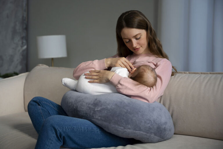 cecchetto-donna-allatta-neonato