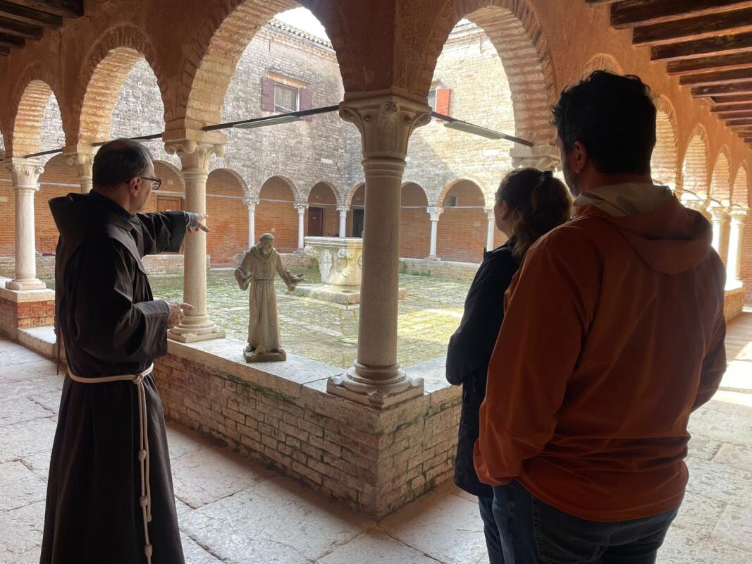 Il bastone di San Francesco in un'isola di Venezia