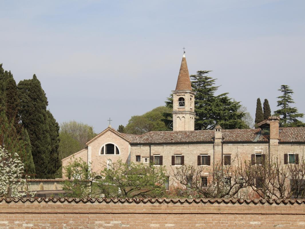 5 frati si prendono cura di San Francesco del Deserto