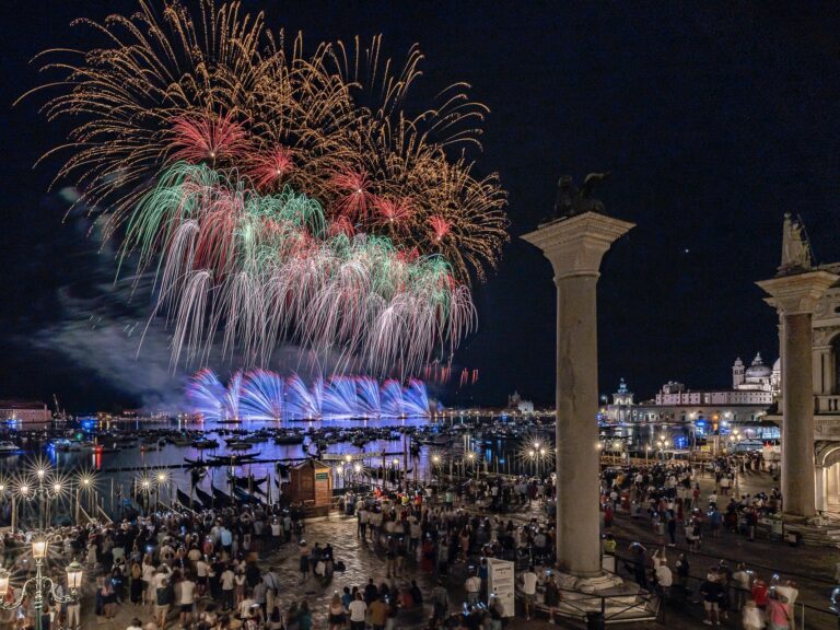 Venezia: 6.000 fuochi d'artificio per la Festa del Redentore