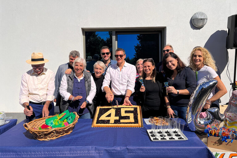 rosa-blu-45-anni-taglio-della-torta