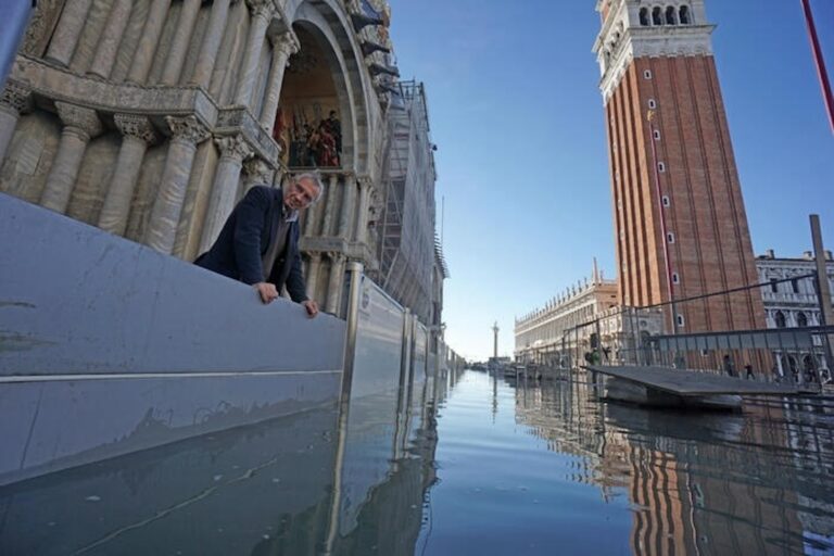 Venezia, mini-acqua alta senza Mose, allagata solo San Marco